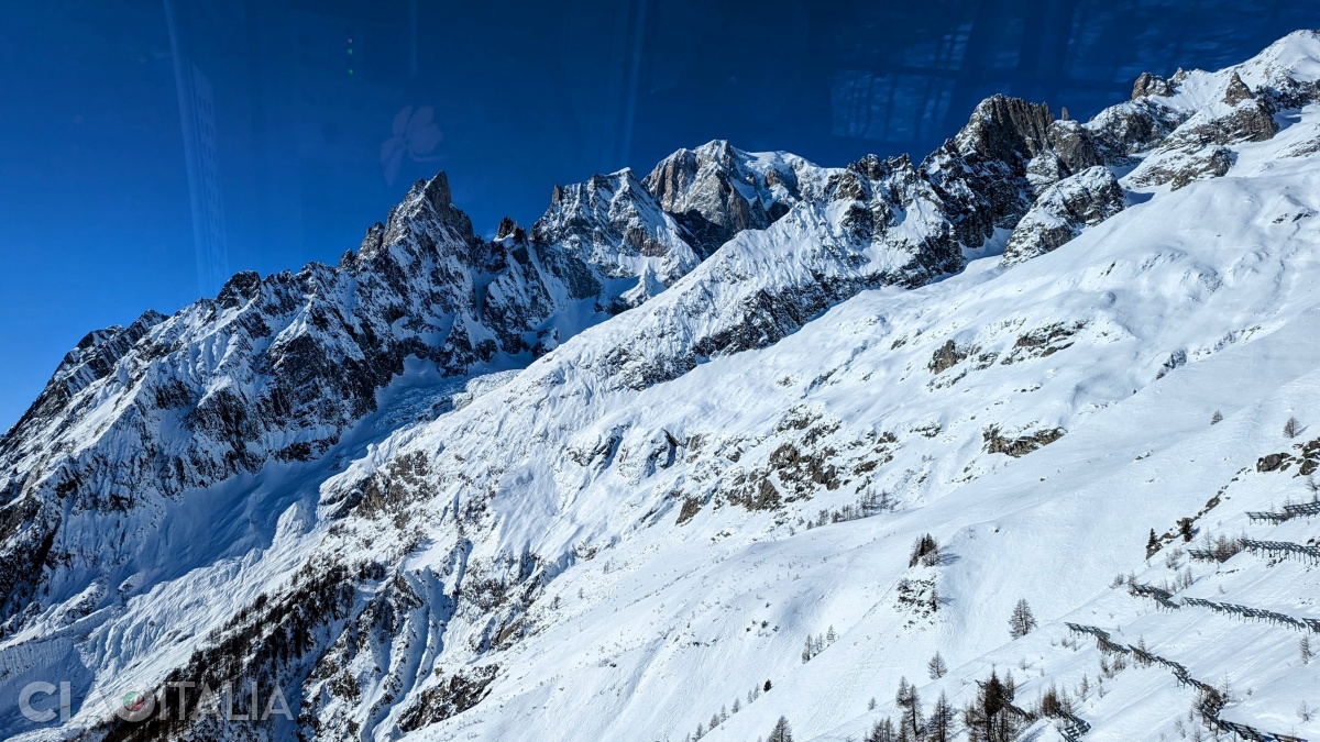 Vederea spre masivul Mont Blanc