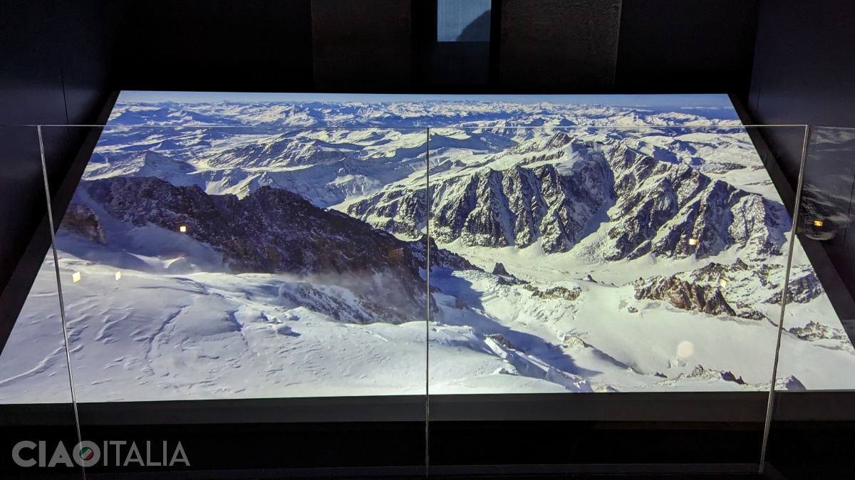 Zborul acvilei pe deasupra masivului Mont Blanc.