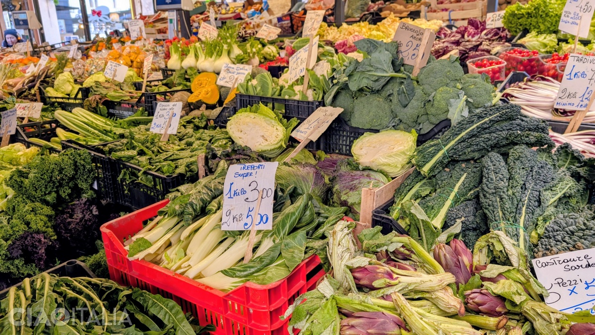 Plimbă-te printre tarabe și admiră fructele și legumele colorate.