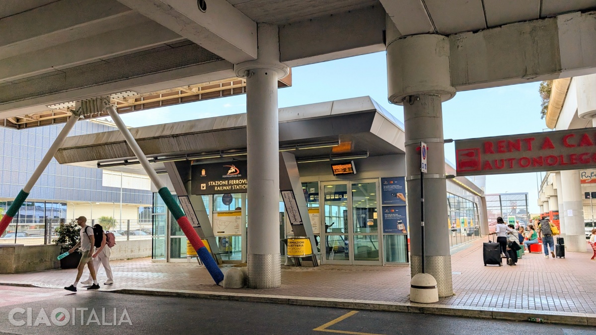 Gara este situată &icirc;n st&acirc;nga terminalului.