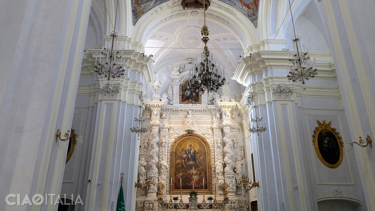 Altarul principal al bisericii a fost realizat de un sculptor din Lecce.