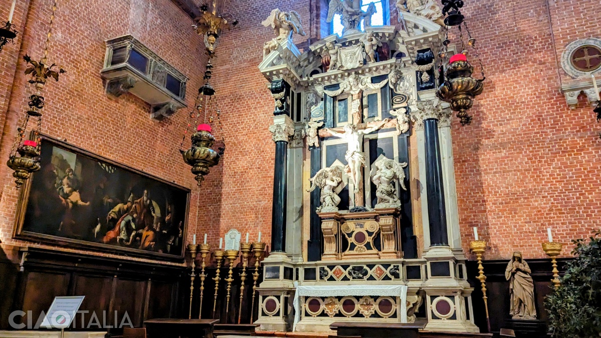 Altarul Crucifixului este primul din partea stângă.