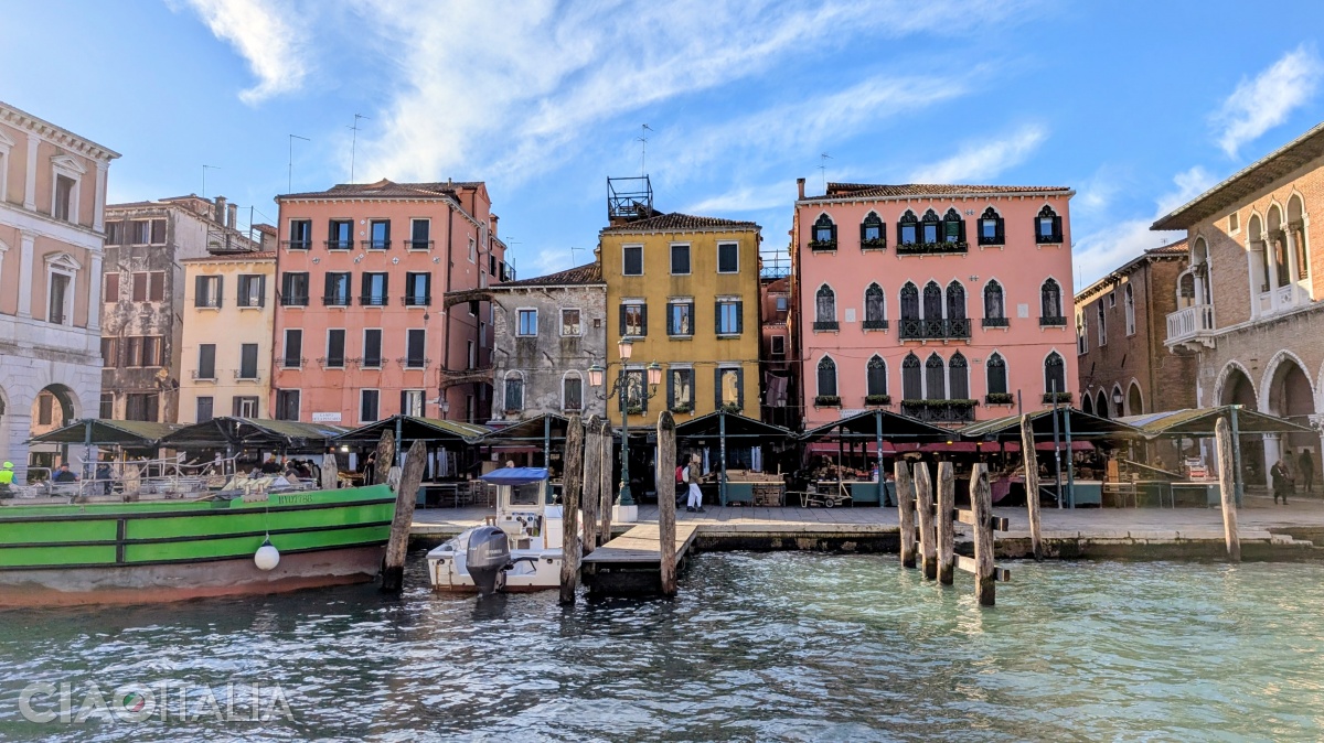 &Icirc;n prezent, piața de legume și fructe se ține &icirc;ntre Loggia della Pescar&igrave;a și Fabriche Nove.