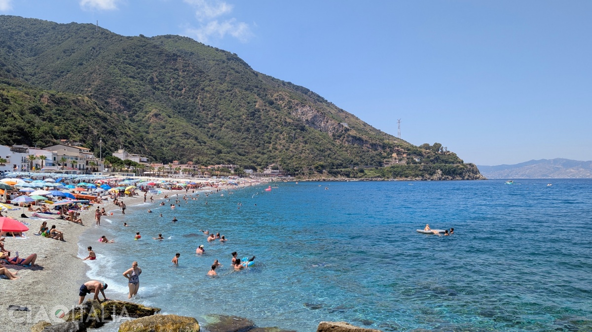 Plaja din Scilla se află la poalele masivului Aspromonte.