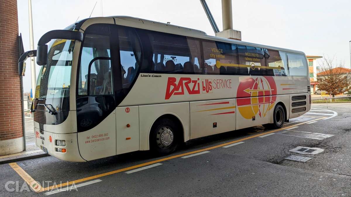 Firma Terravision, în colaborare cu Barzi Bus, asigură un serviciu de shuttle bus de la Treviso spre Mestre și Veneția Tronchetto.