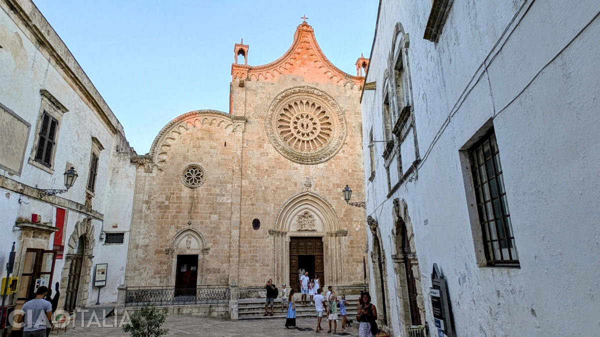 Catedrala din Ostuni este dedicată Fecioarei Maria.