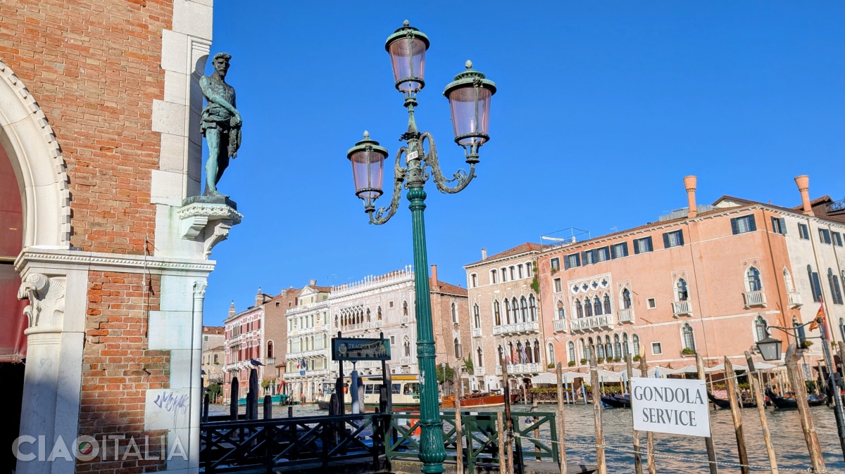 Statuia din bronz a Sf. Petru este semnată de Cesare Laurenti.
