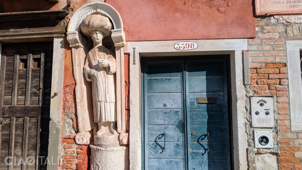 Statuia dinspre Fondamenta dei Mori este numită "el Moro Mambrun".