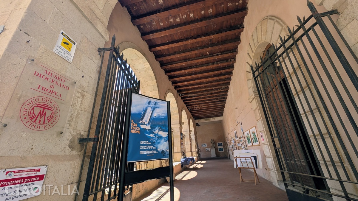 În porticul Muzeului Diecezan se organizează expoziții.