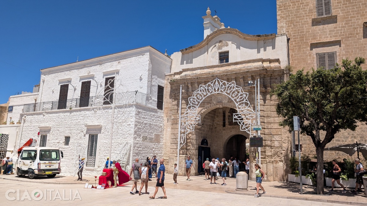 Arco Marchesale leagă centrul mai nou de centrul istoric din Polignano a Mare.