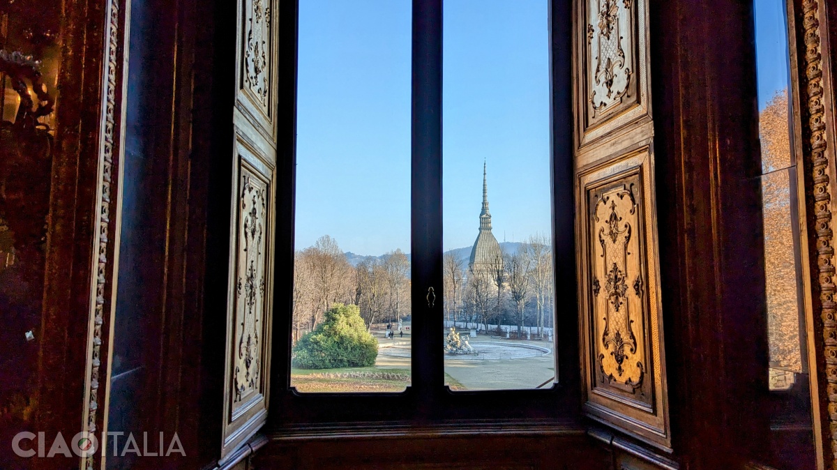 De la ferestrele Palatului Regal se vede Mole Antonelliana, simbolul orașului Torino.