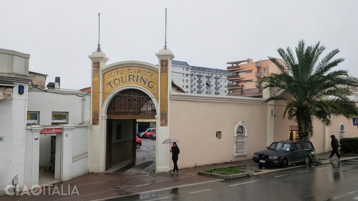 Intrarea în parcarea Garage Touring este într-un frumos stil Liberty.