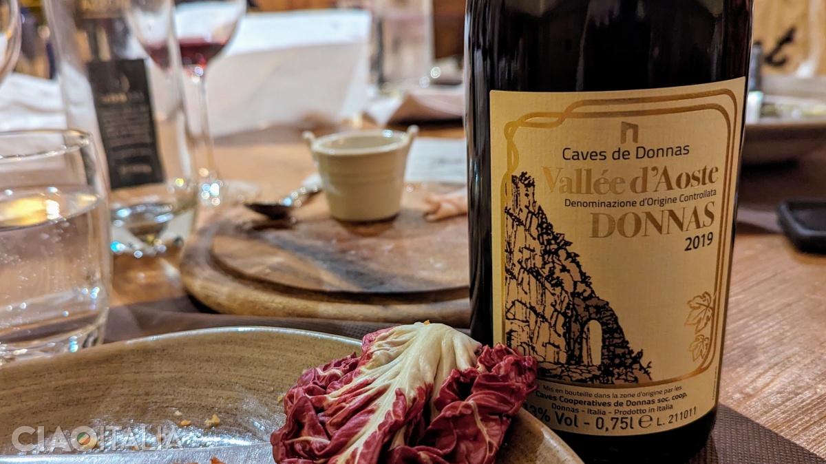 Vinul Donnas este produs din struguri din soiul Picotendro.