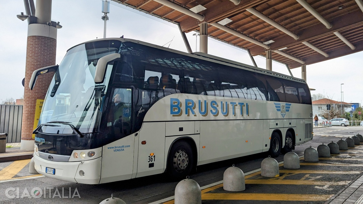 Stația de plecare spre Veneția se află la ieșirea din aeroport, spre stânga. Pentru cursele de după-amiază, autocarele ATVO sunt înlocuite de cele ale firmelor Brusutti sau Martini-Cosmo.