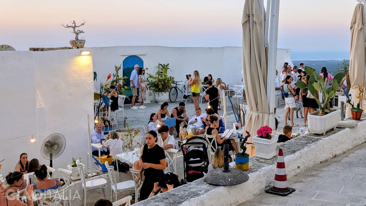 Cei mai mulți turiști care ajung în Ostuni își fac fotografii la "Ușa albastră", devenită de acum faimoasă.