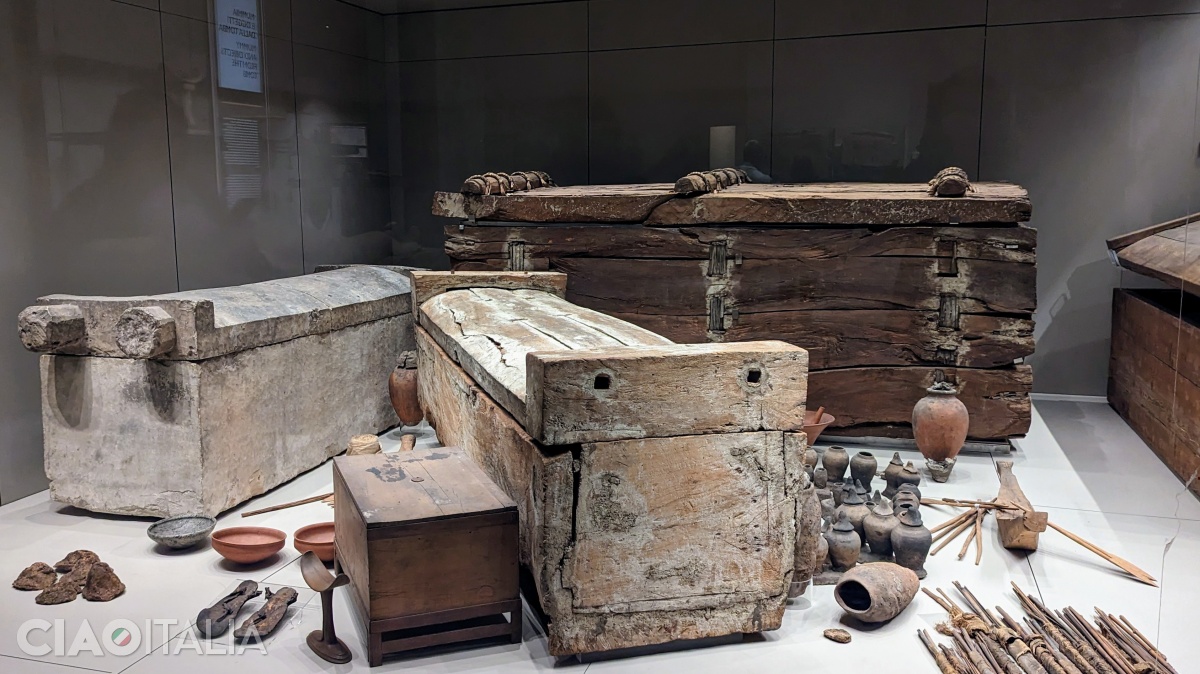 Mormântul necunoscuților, datând din anul 2400 î.Hr., este cel mai vechi din muzeu. Cuprindea trei camere cu sarcofage, mumii și obiecte funerare. Numele provine de la faptul că nu s-au găsit indicii referitoare la persoanele înmormântate aici.