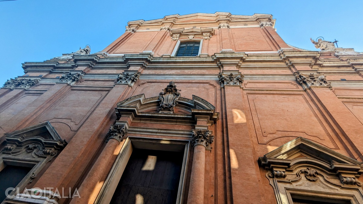 Fațada barocă a Catedralei San Pietro este destul de greu de observat dinspre stradă.