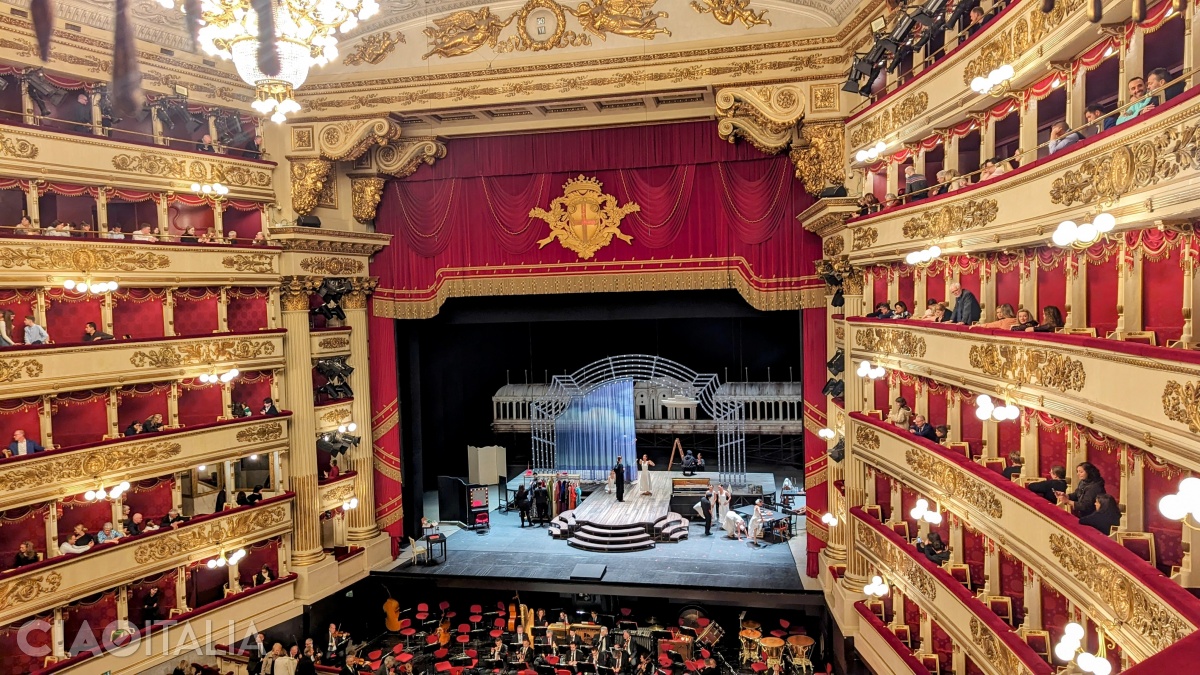 Înainte de începerea operei La Rondine la Scala din Milano