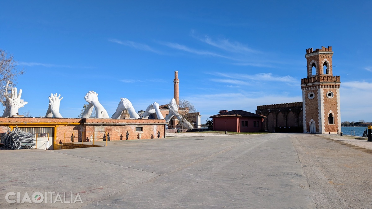 Sculptura "Building Bridges" se află l&acirc;ngă Porta Nuova din Arsenale.