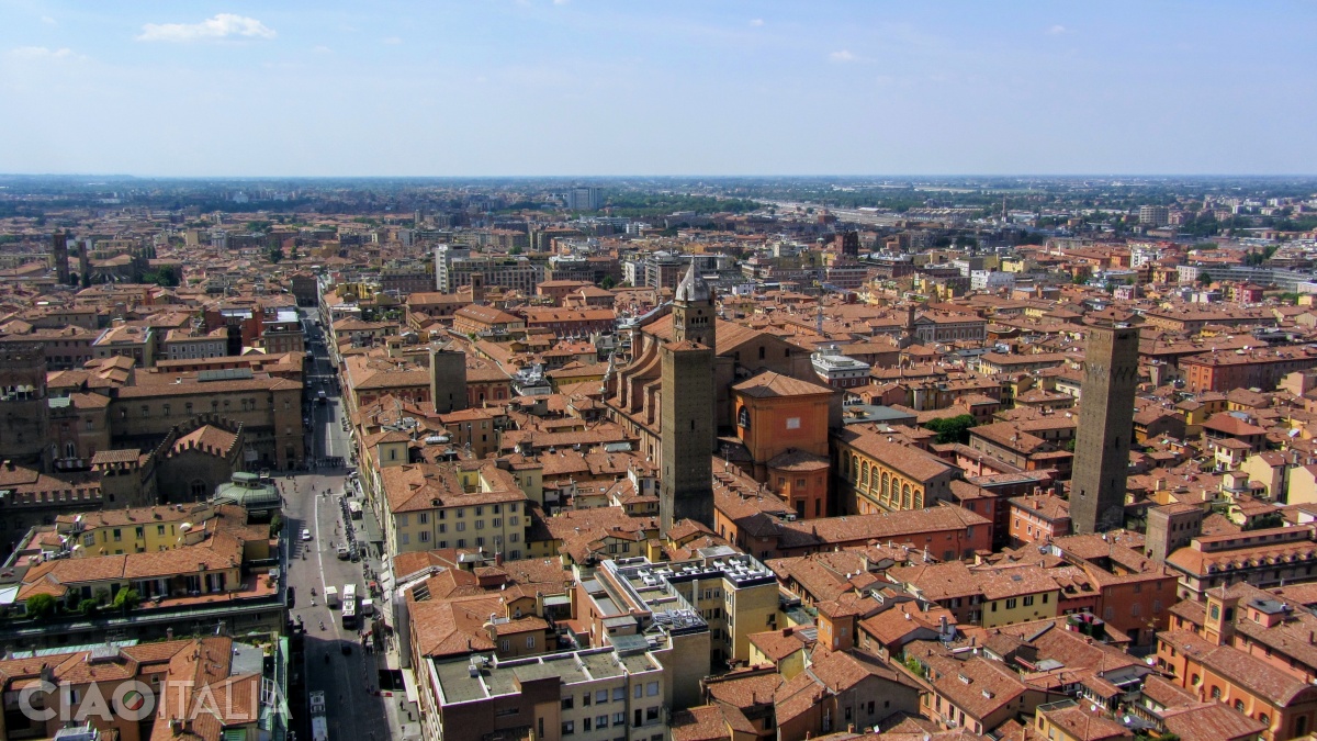 Vederea din Turnul Asinelli spre Turnurile Prendiparte (în dreapta) și Azzoguidi și Catedrala San Pietro.