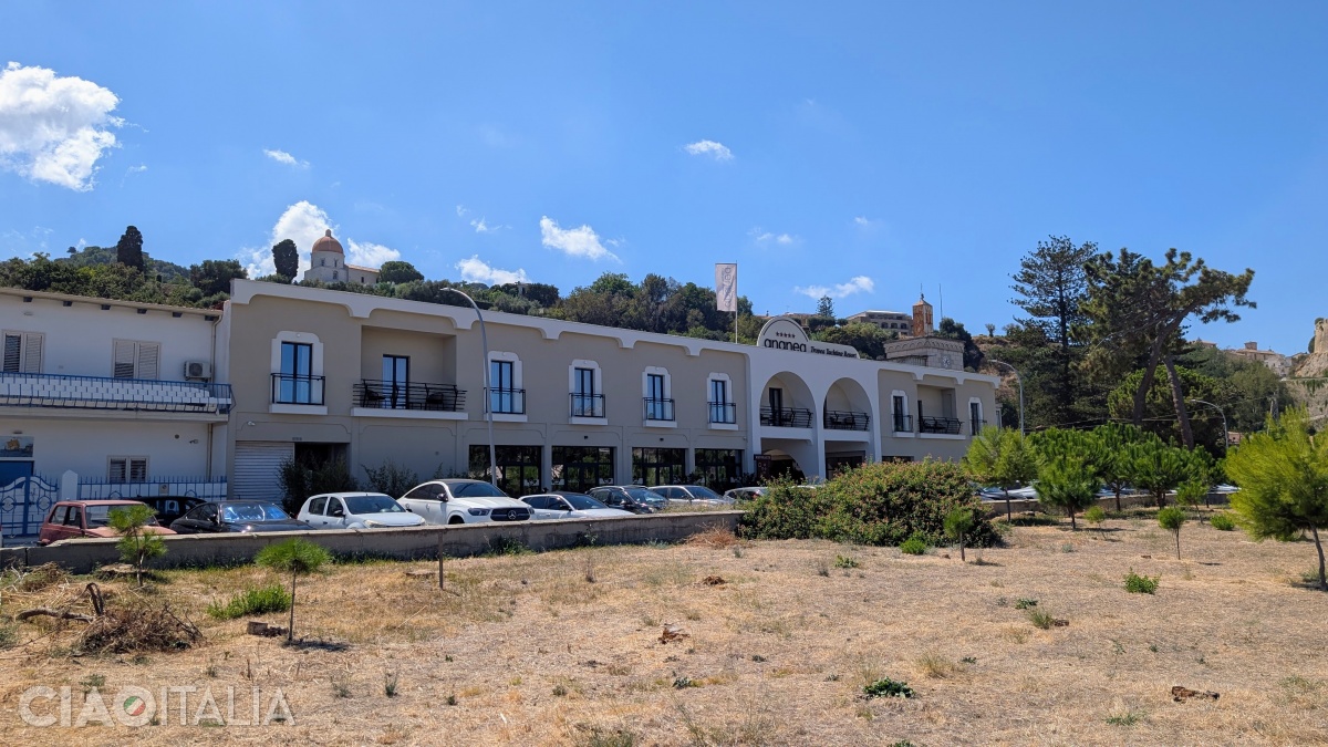 Ananea Tropea Yachting Resort este un hotel de 5 stele aflat în zona portului.