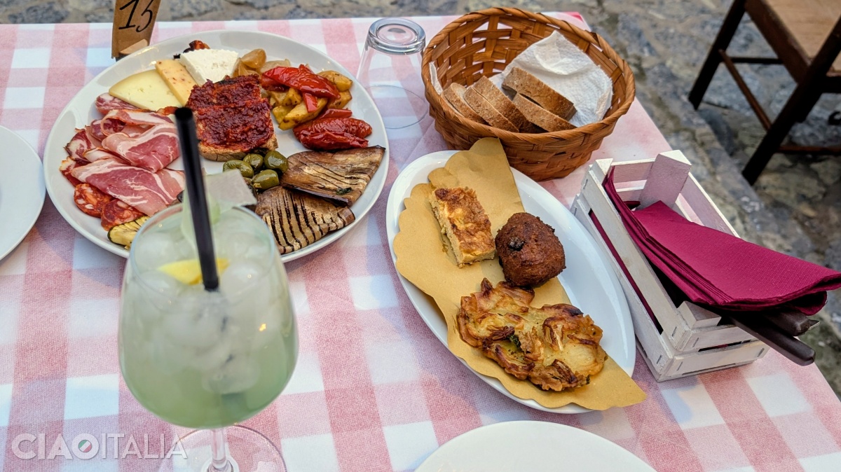 Aperitiv tradițional, cu bruschetta cu 'nduja și spritz calabrez (cu sirop de cedro - citrus medica)