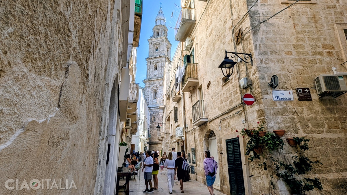 Clopotnița catedralei din Monopoli este vizibilă din unele locuri.