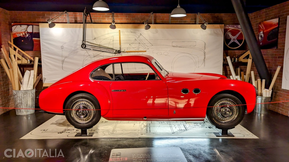 După război, automobilele se schimbă: Cisitalia 202 Sport (1948). Un exemplar identic este expus la Muzeul de Artă Modernă din New York, ca "una dintre cele mai frumoase șase mașini din lume".
