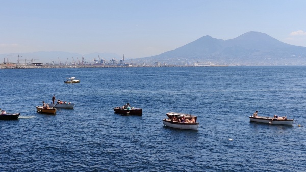 Cum ajungi de la aeroportul din Napoli în oraș?