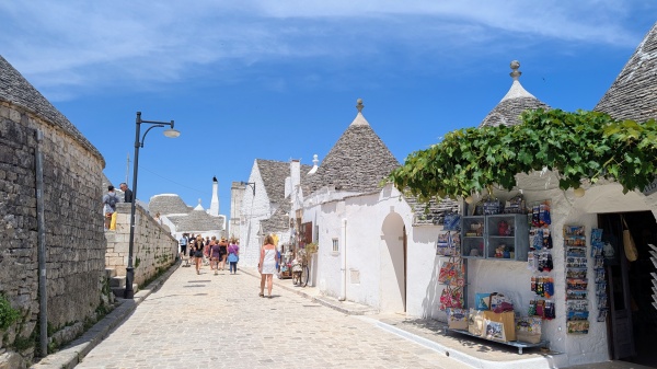 Ce să vizitezi &icirc;n Alberobello, orașul cu trulli din Puglia