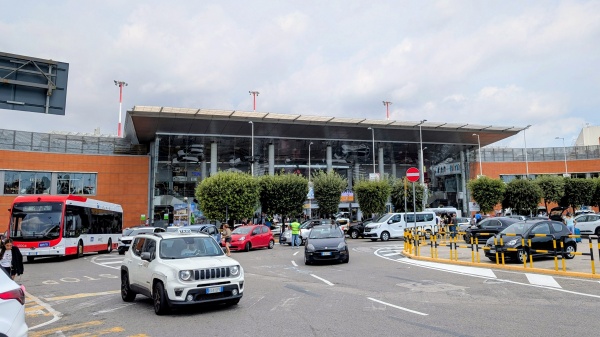 Cum ajungi de la aeroportul din Napoli în oraș?
