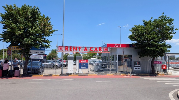 Cum &icirc;nchiriezi o mașină de la aeroportul din Bari?
