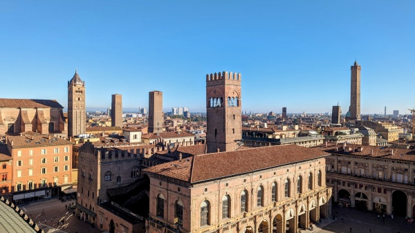Turnurile din Bologna