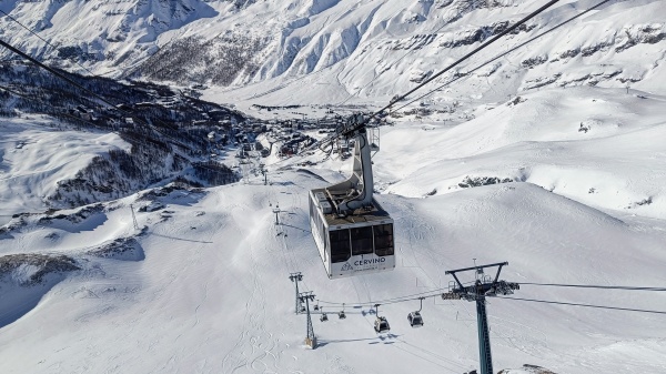 La schi în Cervinia, pe masivul Matterhorn